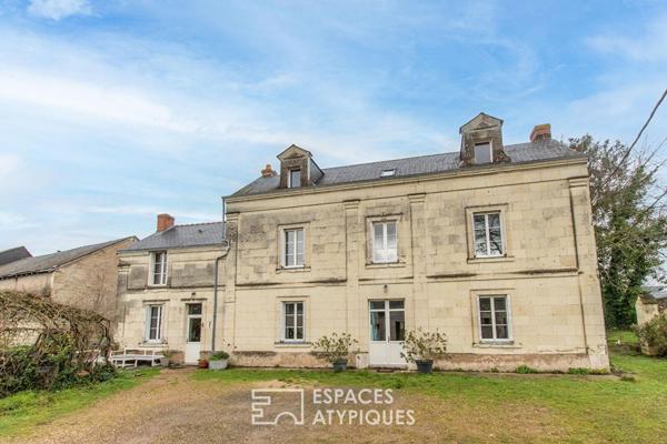 Maison de caractère avec grange et jardin arboré en coeur de village.