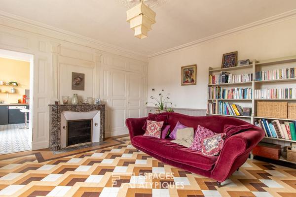 Maison de caractère avec grange et jardin arboré en coeur de village.