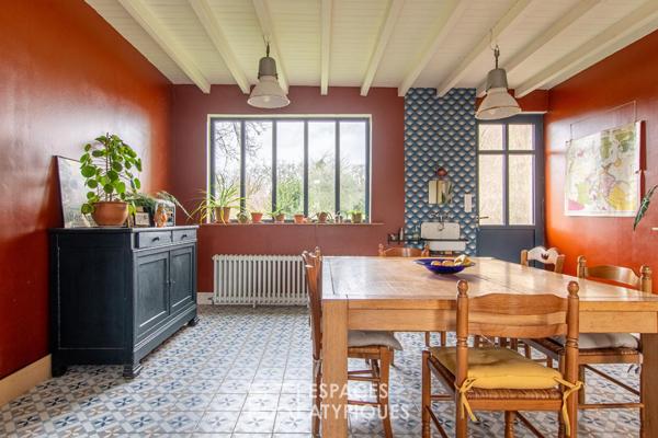 Maison de caractère avec grange et jardin arboré en coeur de village.