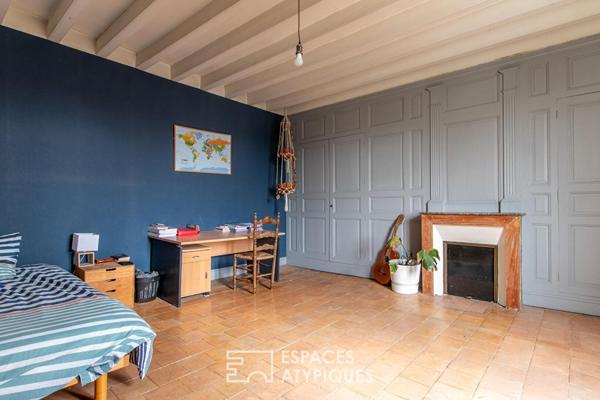 Maison de caractère avec grange et jardin arboré en coeur de village.