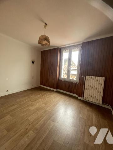 A PONT-SAINT-MARTIN, VIAIS, une maison-appartement T4 