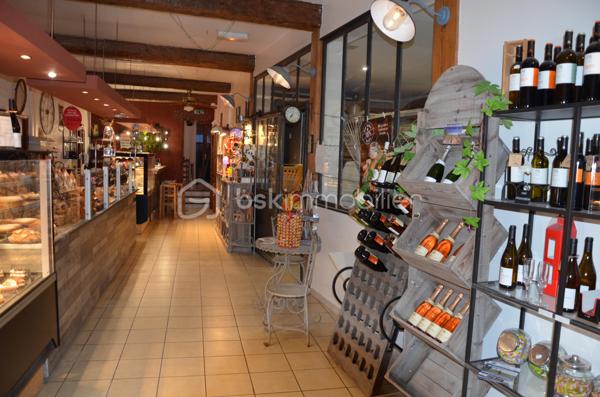 À seulement 20 minutes de Carcassonne, au cœur d'une commune de l'Aude bénéficiant d'une fréquentation touristique régulière, cette boulangerie-pâtisserie artisanale au levain naturel bénéficie d'une solide réputation, d'une clientèle fidèle tout au long de l'année et d'une fréquentation touristique régulière.
Affaire saine, parfaitement tenue et immédiatement exploitable, cédée dans la cadre d'un départ à la retraite.

Un savoir-faire reconnu : 
L'établissement s'est construit autour d'un positionnement différenciant : une fabrication au levain naturel associant méthodes traditionnelles et outils modernes.
Les pains sont élaborés selon un savoir-faire artisanal reconnu, avec une teneur réduite en sel et une excellente conservation, contribuant à fidéliser une clientèle attachée à la qualité et à l'authenticité des produits proposés.
La qualité de l'offre et la fidélité de la clientèle se traduisent notamment par un panier moyen particulièrement élevé pour le secteur, illustrant le positionnement qualitatif de l'établissement.
Le laboratoire, visible depuis l'espace de vente, valorise le travail artisanal auprès de la clientèle et participe pleinement à l'identité de l'entreprise.
Un rayon d'épicerie fine composé de produits locaux et artisanaux complète l'offre commerciale.

Des locaux fonctionnels et accueillants :
Le magasin de vente, spacieux, lumineux et récemment rénové, dispose d'un espace de consommation sur place d'une dizaine de places assises.
Les espaces de production sont parfaitement organisés et comprennent notamment des zones dédiées à la boulangerie, à la pâtisserie et au snacking, ainsi qu'une réserve, plusieurs espaces de stockage et un bureau.
L'accès est pratique et le stationnement aisé à proximité immédiate.
À l'extérieur, une agréable terrasse d'environ 30 places assises constitue un véritable levier de développement pour l'activité snacking et la consommation sur place.

Un outil de travail complet et immédiatement opérationnel :
L'ensemble du matériel est entretenu avec soin et aucun investissement majeur n'est à prévoir.
L'équipement comprend notamment :
- un four à granulés permettant une meilleure maîtrise des coûts énergétiques ;
- deux chambres de pousse ;
- un pétrin ;
- une façonneuse avec balancelle ;
- du matériel professionnel récent dédié à la boulangerie, à la pâtisserie et au snacking.

Les atouts de cette affaire :
✔ Clientèle locale fidèle et régulière
✔ Fréquentation touristique régulière
✔ Réputation établie et identité artisanale forte
✔ Fabrication au levain naturel et savoir-faire reconnu
✔ Panier moyen particulièrement performant pour le secteur
✔ Laboratoire visible depuis l'espace de vente
✔ Magasin récemment rénové
✔ Outil de travail complet et immédiatement opérationnel
✔ Matériel récent et entretenu
✔ Activité réalisée à 100 % en magasin
✔ Stationnement facile à proximité
✔ Tuilage et accompagnement du repreneur envisageables
✔ Fort potentiel de développement grâce au snacking, à la consommation sur place et à l'exploitation de la terrasse

Cette affaire conviendra parfaitement à un couple de professionnels ou à un artisan souhaitant reprendre une entreprise reconnue, immédiatement exploitable et bénéficiant encore de belles perspectives de développement.
Chiffre d'affaires HT : 241 245 €