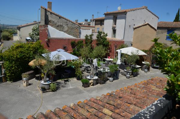 À seulement 20 minutes de Carcassonne, au cœur d'une commune de l'Aude bénéficiant d'une fréquentation touristique régulière, cette boulangerie-pâtisserie artisanale au levain naturel bénéficie d'une solide réputation, d'une clientèle fidèle tout au long de l'année et d'une fréquentation touristique régulière.
Affaire saine, parfaitement tenue et immédiatement exploitable, cédée dans la cadre d'un départ à la retraite.

Un savoir-faire reconnu : 
L'établissement s'est construit autour d'un positionnement différenciant : une fabrication au levain naturel associant méthodes traditionnelles et outils modernes.
Les pains sont élaborés selon un savoir-faire artisanal reconnu, avec une teneur réduite en sel et une excellente conservation, contribuant à fidéliser une clientèle attachée à la qualité et à l'authenticité des produits proposés.
La qualité de l'offre et la fidélité de la clientèle se traduisent notamment par un panier moyen particulièrement élevé pour le secteur, illustrant le positionnement qualitatif de l'établissement.
Le laboratoire, visible depuis l'espace de vente, valorise le travail artisanal auprès de la clientèle et participe pleinement à l'identité de l'entreprise.
Un rayon d'épicerie fine composé de produits locaux et artisanaux complète l'offre commerciale.

Des locaux fonctionnels et accueillants :
Le magasin de vente, spacieux, lumineux et récemment rénové, dispose d'un espace de consommation sur place d'une dizaine de places assises.
Les espaces de production sont parfaitement organisés et comprennent notamment des zones dédiées à la boulangerie, à la pâtisserie et au snacking, ainsi qu'une réserve, plusieurs espaces de stockage et un bureau.
L'accès est pratique et le stationnement aisé à proximité immédiate.
À l'extérieur, une agréable terrasse d'environ 30 places assises constitue un véritable levier de développement pour l'activité snacking et la consommation sur place.

Un outil de travail complet et immédiatement opérationnel :
L'ensemble du matériel est entretenu avec soin et aucun investissement majeur n'est à prévoir.
L'équipement comprend notamment :
- un four à granulés permettant une meilleure maîtrise des coûts énergétiques ;
- deux chambres de pousse ;
- un pétrin ;
- une façonneuse avec balancelle ;
- du matériel professionnel récent dédié à la boulangerie, à la pâtisserie et au snacking.

Les atouts de cette affaire :
✔ Clientèle locale fidèle et régulière
✔ Fréquentation touristique régulière
✔ Réputation établie et identité artisanale forte
✔ Fabrication au levain naturel et savoir-faire reconnu
✔ Panier moyen particulièrement performant pour le secteur
✔ Laboratoire visible depuis l'espace de vente
✔ Magasin récemment rénové
✔ Outil de travail complet et immédiatement opérationnel
✔ Matériel récent et entretenu
✔ Activité réalisée à 100 % en magasin
✔ Stationnement facile à proximité
✔ Tuilage et accompagnement du repreneur envisageables
✔ Fort potentiel de développement grâce au snacking, à la consommation sur place et à l'exploitation de la terrasse

Cette affaire conviendra parfaitement à un couple de professionnels ou à un artisan souhaitant reprendre une entreprise reconnue, immédiatement exploitable et bénéficiant encore de belles perspectives de développement.
Chiffre d'affaires HT : 241 245 €