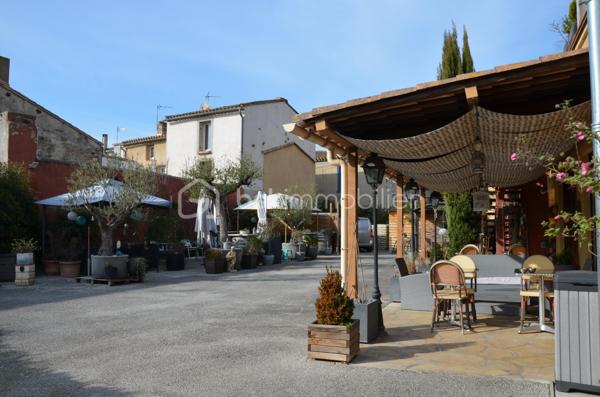 À seulement 20 minutes de Carcassonne, au cœur d'une commune de l'Aude bénéficiant d'une fréquentation touristique régulière, cette boulangerie-pâtisserie artisanale au levain naturel bénéficie d'une solide réputation, d'une clientèle fidèle tout au long de l'année et d'une fréquentation touristique régulière.
Affaire saine, parfaitement tenue et immédiatement exploitable, cédée dans la cadre d'un départ à la retraite.

Un savoir-faire reconnu : 
L'établissement s'est construit autour d'un positionnement différenciant : une fabrication au levain naturel associant méthodes traditionnelles et outils modernes.
Les pains sont élaborés selon un savoir-faire artisanal reconnu, avec une teneur réduite en sel et une excellente conservation, contribuant à fidéliser une clientèle attachée à la qualité et à l'authenticité des produits proposés.
La qualité de l'offre et la fidélité de la clientèle se traduisent notamment par un panier moyen particulièrement élevé pour le secteur, illustrant le positionnement qualitatif de l'établissement.
Le laboratoire, visible depuis l'espace de vente, valorise le travail artisanal auprès de la clientèle et participe pleinement à l'identité de l'entreprise.
Un rayon d'épicerie fine composé de produits locaux et artisanaux complète l'offre commerciale.

Des locaux fonctionnels et accueillants :
Le magasin de vente, spacieux, lumineux et récemment rénové, dispose d'un espace de consommation sur place d'une dizaine de places assises.
Les espaces de production sont parfaitement organisés et comprennent notamment des zones dédiées à la boulangerie, à la pâtisserie et au snacking, ainsi qu'une réserve, plusieurs espaces de stockage et un bureau.
L'accès est pratique et le stationnement aisé à proximité immédiate.
À l'extérieur, une agréable terrasse d'environ 30 places assises constitue un véritable levier de développement pour l'activité snacking et la consommation sur place.

Un outil de travail complet et immédiatement opérationnel :
L'ensemble du matériel est entretenu avec soin et aucun investissement majeur n'est à prévoir.
L'équipement comprend notamment :
- un four à granulés permettant une meilleure maîtrise des coûts énergétiques ;
- deux chambres de pousse ;
- un pétrin ;
- une façonneuse avec balancelle ;
- du matériel professionnel récent dédié à la boulangerie, à la pâtisserie et au snacking.

Les atouts de cette affaire :
✔ Clientèle locale fidèle et régulière
✔ Fréquentation touristique régulière
✔ Réputation établie et identité artisanale forte
✔ Fabrication au levain naturel et savoir-faire reconnu
✔ Panier moyen particulièrement performant pour le secteur
✔ Laboratoire visible depuis l'espace de vente
✔ Magasin récemment rénové
✔ Outil de travail complet et immédiatement opérationnel
✔ Matériel récent et entretenu
✔ Activité réalisée à 100 % en magasin
✔ Stationnement facile à proximité
✔ Tuilage et accompagnement du repreneur envisageables
✔ Fort potentiel de développement grâce au snacking, à la consommation sur place et à l'exploitation de la terrasse

Cette affaire conviendra parfaitement à un couple de professionnels ou à un artisan souhaitant reprendre une entreprise reconnue, immédiatement exploitable et bénéficiant encore de belles perspectives de développement.
Chiffre d'affaires HT : 241 245 €