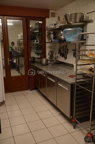 À seulement 20 minutes de Carcassonne, au cœur d'une commune de l'Aude bénéficiant d'une fréquentation touristique régulière, cette boulangerie-pâtisserie artisanale au levain naturel bénéficie d'une solide réputation, d'une clientèle fidèle tout au long de l'année et d'une fréquentation touristique régulière.
Affaire saine, parfaitement tenue et immédiatement exploitable, cédée dans la cadre d'un départ à la retraite.

Un savoir-faire reconnu : 
L'établissement s'est construit autour d'un positionnement différenciant : une fabrication au levain naturel associant méthodes traditionnelles et outils modernes.
Les pains sont élaborés selon un savoir-faire artisanal reconnu, avec une teneur réduite en sel et une excellente conservation, contribuant à fidéliser une clientèle attachée à la qualité et à l'authenticité des produits proposés.
La qualité de l'offre et la fidélité de la clientèle se traduisent notamment par un panier moyen particulièrement élevé pour le secteur, illustrant le positionnement qualitatif de l'établissement.
Le laboratoire, visible depuis l'espace de vente, valorise le travail artisanal auprès de la clientèle et participe pleinement à l'identité de l'entreprise.
Un rayon d'épicerie fine composé de produits locaux et artisanaux complète l'offre commerciale.

Des locaux fonctionnels et accueillants :
Le magasin de vente, spacieux, lumineux et récemment rénové, dispose d'un espace de consommation sur place d'une dizaine de places assises.
Les espaces de production sont parfaitement organisés et comprennent notamment des zones dédiées à la boulangerie, à la pâtisserie et au snacking, ainsi qu'une réserve, plusieurs espaces de stockage et un bureau.
L'accès est pratique et le stationnement aisé à proximité immédiate.
À l'extérieur, une agréable terrasse d'environ 30 places assises constitue un véritable levier de développement pour l'activité snacking et la consommation sur place.

Un outil de travail complet et immédiatement opérationnel :
L'ensemble du matériel est entretenu avec soin et aucun investissement majeur n'est à prévoir.
L'équipement comprend notamment :
- un four à granulés permettant une meilleure maîtrise des coûts énergétiques ;
- deux chambres de pousse ;
- un pétrin ;
- une façonneuse avec balancelle ;
- du matériel professionnel récent dédié à la boulangerie, à la pâtisserie et au snacking.

Les atouts de cette affaire :
✔ Clientèle locale fidèle et régulière
✔ Fréquentation touristique régulière
✔ Réputation établie et identité artisanale forte
✔ Fabrication au levain naturel et savoir-faire reconnu
✔ Panier moyen particulièrement performant pour le secteur
✔ Laboratoire visible depuis l'espace de vente
✔ Magasin récemment rénové
✔ Outil de travail complet et immédiatement opérationnel
✔ Matériel récent et entretenu
✔ Activité réalisée à 100 % en magasin
✔ Stationnement facile à proximité
✔ Tuilage et accompagnement du repreneur envisageables
✔ Fort potentiel de développement grâce au snacking, à la consommation sur place et à l'exploitation de la terrasse

Cette affaire conviendra parfaitement à un couple de professionnels ou à un artisan souhaitant reprendre une entreprise reconnue, immédiatement exploitable et bénéficiant encore de belles perspectives de développement.
Chiffre d'affaires HT : 241 245 €