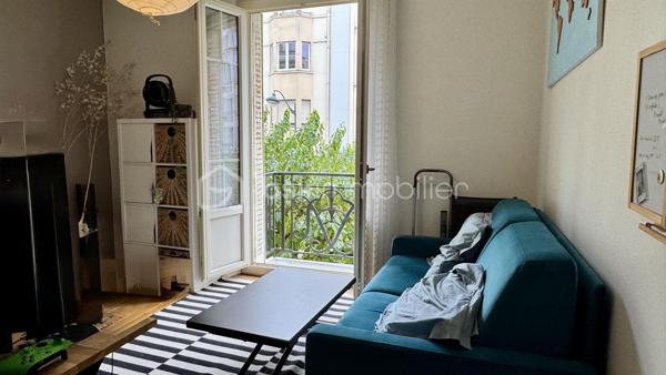 BSK Immobilier vous présente ce bel appartement lumineux idéalement situé au sein d’une copropriété en pierre, proche de la Gare et du centre-ville de RENNES, à deux pas des commerces et des commodités de la rue Saint Hélier, avec un accès direct aux transports en commun pour vos déplacements en toute simplicité.

Dès l’entrée, vous serez séduit par cet appartement de type 2 de 29m², rénové avec soin, qui combine parfaitement le charme de l'ancien et le confort du moderne. 
Niché au 2ème étage sur 4 d'une résidence calme et sécurisée des années 1935, cet appartement traversant Est-Ouest offre une belle luminosité grâce à ses grandes fenêtres dont l’une est en accès direct sur un balcon exposé Ouest pour profiter des belles soirées ensoleillées.

Points forts :
• Belle hauteur sous plafond, parquet d’époque et jolie cheminée (non fonctionnelle) qui préservent tout le cachet de l'ancien.
• Cuisine aménagée et équipée, ouverte sur le salon.
• Chambre sur parquet, au calme donnant sur la cour intérieure.
• Cave privée.
• Les parties communes sont en parfait état.
• Aucuns travaux à prévoir, tout a été pensé pour un confort optimal !

Cet appartement, rare sur le marché, vous séduira par son emplacement privilégié, sa luminosité et son charme intemporel. Un cocon idéal pour un premier achat, un pied-à-terre ou un investissement locatif.
Ne laissez pas passer cette occasion et contactez-moi rapidement pour organiser une visite !