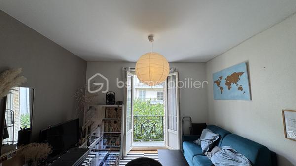 BSK Immobilier vous présente ce bel appartement lumineux idéalement situé au sein d’une copropriété en pierre, proche de la Gare et du centre-ville de RENNES, à deux pas des commerces et des commodités de la rue Saint Hélier, avec un accès direct aux transports en commun pour vos déplacements en toute simplicité.

Dès l’entrée, vous serez séduit par cet appartement de type 2 de 29m², rénové avec soin, qui combine parfaitement le charme de l'ancien et le confort du moderne. 
Niché au 2ème étage sur 4 d'une résidence calme et sécurisée des années 1935, cet appartement traversant Est-Ouest offre une belle luminosité grâce à ses grandes fenêtres dont l’une est en accès direct sur un balcon exposé Ouest pour profiter des belles soirées ensoleillées.

Points forts :
• Belle hauteur sous plafond, parquet d’époque et jolie cheminée (non fonctionnelle) qui préservent tout le cachet de l'ancien.
• Cuisine aménagée et équipée, ouverte sur le salon.
• Chambre sur parquet, au calme donnant sur la cour intérieure.
• Cave privée.
• Les parties communes sont en parfait état.
• Aucuns travaux à prévoir, tout a été pensé pour un confort optimal !

Cet appartement, rare sur le marché, vous séduira par son emplacement privilégié, sa luminosité et son charme intemporel. Un cocon idéal pour un premier achat, un pied-à-terre ou un investissement locatif.
Ne laissez pas passer cette occasion et contactez-moi rapidement pour organiser une visite !