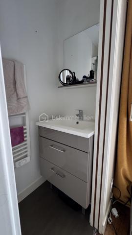 BSK Immobilier vous présente ce bel appartement lumineux idéalement situé au sein d’une copropriété en pierre, proche de la Gare et du centre-ville de RENNES, à deux pas des commerces et des commodités de la rue Saint Hélier, avec un accès direct aux transports en commun pour vos déplacements en toute simplicité.

Dès l’entrée, vous serez séduit par cet appartement de type 2 de 29m², rénové avec soin, qui combine parfaitement le charme de l'ancien et le confort du moderne. 
Niché au 2ème étage sur 4 d'une résidence calme et sécurisée des années 1935, cet appartement traversant Est-Ouest offre une belle luminosité grâce à ses grandes fenêtres dont l’une est en accès direct sur un balcon exposé Ouest pour profiter des belles soirées ensoleillées.

Points forts :
• Belle hauteur sous plafond, parquet d’époque et jolie cheminée (non fonctionnelle) qui préservent tout le cachet de l'ancien.
• Cuisine aménagée et équipée, ouverte sur le salon.
• Chambre sur parquet, au calme donnant sur la cour intérieure.
• Cave privée.
• Les parties communes sont en parfait état.
• Aucuns travaux à prévoir, tout a été pensé pour un confort optimal !

Cet appartement, rare sur le marché, vous séduira par son emplacement privilégié, sa luminosité et son charme intemporel. Un cocon idéal pour un premier achat, un pied-à-terre ou un investissement locatif.
Ne laissez pas passer cette occasion et contactez-moi rapidement pour organiser une visite !