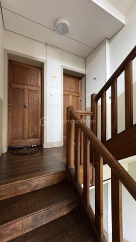 BSK Immobilier vous présente ce bel appartement lumineux idéalement situé au sein d’une copropriété en pierre, proche de la Gare et du centre-ville de RENNES, à deux pas des commerces et des commodités de la rue Saint Hélier, avec un accès direct aux transports en commun pour vos déplacements en toute simplicité.

Dès l’entrée, vous serez séduit par cet appartement de type 2 de 29m², rénové avec soin, qui combine parfaitement le charme de l'ancien et le confort du moderne. 
Niché au 2ème étage sur 4 d'une résidence calme et sécurisée des années 1935, cet appartement traversant Est-Ouest offre une belle luminosité grâce à ses grandes fenêtres dont l’une est en accès direct sur un balcon exposé Ouest pour profiter des belles soirées ensoleillées.

Points forts :
• Belle hauteur sous plafond, parquet d’époque et jolie cheminée (non fonctionnelle) qui préservent tout le cachet de l'ancien.
• Cuisine aménagée et équipée, ouverte sur le salon.
• Chambre sur parquet, au calme donnant sur la cour intérieure.
• Cave privée.
• Les parties communes sont en parfait état.
• Aucuns travaux à prévoir, tout a été pensé pour un confort optimal !

Cet appartement, rare sur le marché, vous séduira par son emplacement privilégié, sa luminosité et son charme intemporel. Un cocon idéal pour un premier achat, un pied-à-terre ou un investissement locatif.
Ne laissez pas passer cette occasion et contactez-moi rapidement pour organiser une visite !
