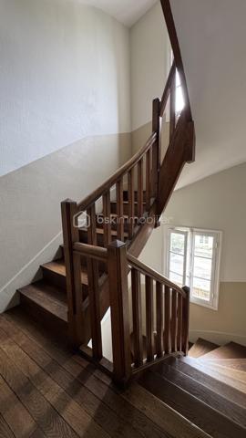 BSK Immobilier vous présente ce bel appartement lumineux idéalement situé au sein d’une copropriété en pierre, proche de la Gare et du centre-ville de RENNES, à deux pas des commerces et des commodités de la rue Saint Hélier, avec un accès direct aux transports en commun pour vos déplacements en toute simplicité.

Dès l’entrée, vous serez séduit par cet appartement de type 2 de 29m², rénové avec soin, qui combine parfaitement le charme de l'ancien et le confort du moderne. 
Niché au 2ème étage sur 4 d'une résidence calme et sécurisée des années 1935, cet appartement traversant Est-Ouest offre une belle luminosité grâce à ses grandes fenêtres dont l’une est en accès direct sur un balcon exposé Ouest pour profiter des belles soirées ensoleillées.

Points forts :
• Belle hauteur sous plafond, parquet d’époque et jolie cheminée (non fonctionnelle) qui préservent tout le cachet de l'ancien.
• Cuisine aménagée et équipée, ouverte sur le salon.
• Chambre sur parquet, au calme donnant sur la cour intérieure.
• Cave privée.
• Les parties communes sont en parfait état.
• Aucuns travaux à prévoir, tout a été pensé pour un confort optimal !

Cet appartement, rare sur le marché, vous séduira par son emplacement privilégié, sa luminosité et son charme intemporel. Un cocon idéal pour un premier achat, un pied-à-terre ou un investissement locatif.
Ne laissez pas passer cette occasion et contactez-moi rapidement pour organiser une visite !