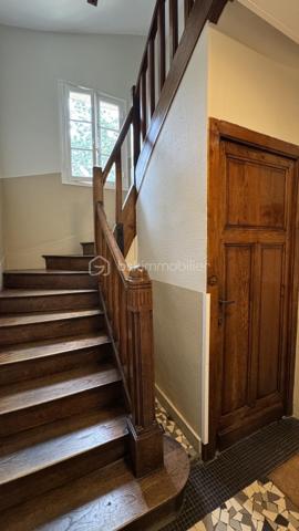 BSK Immobilier vous présente ce bel appartement lumineux idéalement situé au sein d’une copropriété en pierre, proche de la Gare et du centre-ville de RENNES, à deux pas des commerces et des commodités de la rue Saint Hélier, avec un accès direct aux transports en commun pour vos déplacements en toute simplicité.

Dès l’entrée, vous serez séduit par cet appartement de type 2 de 29m², rénové avec soin, qui combine parfaitement le charme de l'ancien et le confort du moderne. 
Niché au 2ème étage sur 4 d'une résidence calme et sécurisée des années 1935, cet appartement traversant Est-Ouest offre une belle luminosité grâce à ses grandes fenêtres dont l’une est en accès direct sur un balcon exposé Ouest pour profiter des belles soirées ensoleillées.

Points forts :
• Belle hauteur sous plafond, parquet d’époque et jolie cheminée (non fonctionnelle) qui préservent tout le cachet de l'ancien.
• Cuisine aménagée et équipée, ouverte sur le salon.
• Chambre sur parquet, au calme donnant sur la cour intérieure.
• Cave privée.
• Les parties communes sont en parfait état.
• Aucuns travaux à prévoir, tout a été pensé pour un confort optimal !

Cet appartement, rare sur le marché, vous séduira par son emplacement privilégié, sa luminosité et son charme intemporel. Un cocon idéal pour un premier achat, un pied-à-terre ou un investissement locatif.
Ne laissez pas passer cette occasion et contactez-moi rapidement pour organiser une visite !