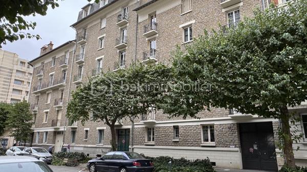 BSK Immobilier vous présente ce bel appartement lumineux idéalement situé au sein d’une copropriété en pierre, proche de la Gare et du centre-ville de RENNES, à deux pas des commerces et des commodités de la rue Saint Hélier, avec un accès direct aux transports en commun pour vos déplacements en toute simplicité.

Dès l’entrée, vous serez séduit par cet appartement de type 2 de 29m², rénové avec soin, qui combine parfaitement le charme de l'ancien et le confort du moderne. 
Niché au 2ème étage sur 4 d'une résidence calme et sécurisée des années 1935, cet appartement traversant Est-Ouest offre une belle luminosité grâce à ses grandes fenêtres dont l’une est en accès direct sur un balcon exposé Ouest pour profiter des belles soirées ensoleillées.

Points forts :
• Belle hauteur sous plafond, parquet d’époque et jolie cheminée (non fonctionnelle) qui préservent tout le cachet de l'ancien.
• Cuisine aménagée et équipée, ouverte sur le salon.
• Chambre sur parquet, au calme donnant sur la cour intérieure.
• Cave privée.
• Les parties communes sont en parfait état.
• Aucuns travaux à prévoir, tout a été pensé pour un confort optimal !

Cet appartement, rare sur le marché, vous séduira par son emplacement privilégié, sa luminosité et son charme intemporel. Un cocon idéal pour un premier achat, un pied-à-terre ou un investissement locatif.
Ne laissez pas passer cette occasion et contactez-moi rapidement pour organiser une visite !