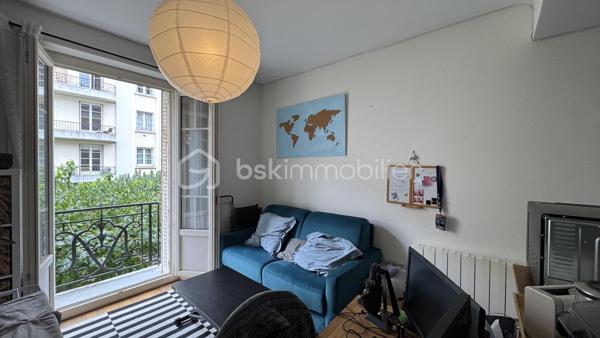 BSK Immobilier vous présente ce bel appartement lumineux idéalement situé au sein d’une copropriété en pierre, proche de la Gare et du centre-ville de RENNES, à deux pas des commerces et des commodités de la rue Saint Hélier, avec un accès direct aux transports en commun pour vos déplacements en toute simplicité.

Dès l’entrée, vous serez séduit par cet appartement de type 2 de 29m², rénové avec soin, qui combine parfaitement le charme de l'ancien et le confort du moderne. 
Niché au 2ème étage sur 4 d'une résidence calme et sécurisée des années 1935, cet appartement traversant Est-Ouest offre une belle luminosité grâce à ses grandes fenêtres dont l’une est en accès direct sur un balcon exposé Ouest pour profiter des belles soirées ensoleillées.

Points forts :
• Belle hauteur sous plafond, parquet d’époque et jolie cheminée (non fonctionnelle) qui préservent tout le cachet de l'ancien.
• Cuisine aménagée et équipée, ouverte sur le salon.
• Chambre sur parquet, au calme donnant sur la cour intérieure.
• Cave privée.
• Les parties communes sont en parfait état.
• Aucuns travaux à prévoir, tout a été pensé pour un confort optimal !

Cet appartement, rare sur le marché, vous séduira par son emplacement privilégié, sa luminosité et son charme intemporel. Un cocon idéal pour un premier achat, un pied-à-terre ou un investissement locatif.
Ne laissez pas passer cette occasion et contactez-moi rapidement pour organiser une visite !