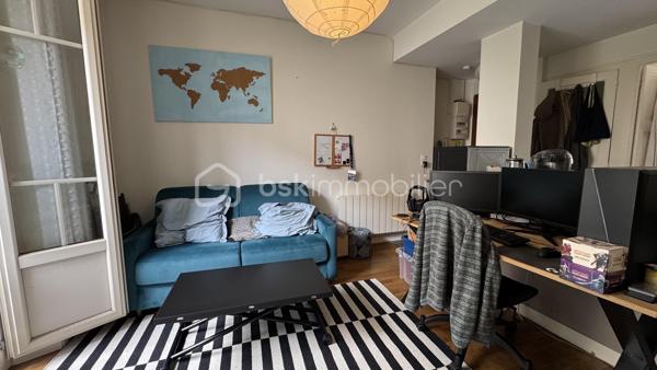 BSK Immobilier vous présente ce bel appartement lumineux idéalement situé au sein d’une copropriété en pierre, proche de la Gare et du centre-ville de RENNES, à deux pas des commerces et des commodités de la rue Saint Hélier, avec un accès direct aux transports en commun pour vos déplacements en toute simplicité.

Dès l’entrée, vous serez séduit par cet appartement de type 2 de 29m², rénové avec soin, qui combine parfaitement le charme de l'ancien et le confort du moderne. 
Niché au 2ème étage sur 4 d'une résidence calme et sécurisée des années 1935, cet appartement traversant Est-Ouest offre une belle luminosité grâce à ses grandes fenêtres dont l’une est en accès direct sur un balcon exposé Ouest pour profiter des belles soirées ensoleillées.

Points forts :
• Belle hauteur sous plafond, parquet d’époque et jolie cheminée (non fonctionnelle) qui préservent tout le cachet de l'ancien.
• Cuisine aménagée et équipée, ouverte sur le salon.
• Chambre sur parquet, au calme donnant sur la cour intérieure.
• Cave privée.
• Les parties communes sont en parfait état.
• Aucuns travaux à prévoir, tout a été pensé pour un confort optimal !

Cet appartement, rare sur le marché, vous séduira par son emplacement privilégié, sa luminosité et son charme intemporel. Un cocon idéal pour un premier achat, un pied-à-terre ou un investissement locatif.
Ne laissez pas passer cette occasion et contactez-moi rapidement pour organiser une visite !