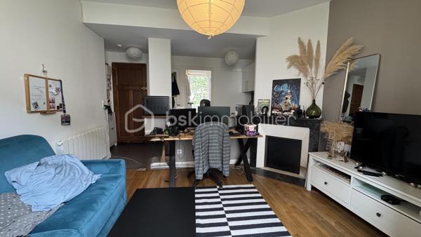 BSK Immobilier vous présente ce bel appartement lumineux idéalement situé au sein d’une copropriété en pierre, proche de la Gare et du centre-ville de RENNES, à deux pas des commerces et des commodités de la rue Saint Hélier, avec un accès direct aux transports en commun pour vos déplacements en toute simplicité.

Dès l’entrée, vous serez séduit par cet appartement de type 2 de 29m², rénové avec soin, qui combine parfaitement le charme de l'ancien et le confort du moderne. 
Niché au 2ème étage sur 4 d'une résidence calme et sécurisée des années 1935, cet appartement traversant Est-Ouest offre une belle luminosité grâce à ses grandes fenêtres dont l’une est en accès direct sur un balcon exposé Ouest pour profiter des belles soirées ensoleillées.

Points forts :
• Belle hauteur sous plafond, parquet d’époque et jolie cheminée (non fonctionnelle) qui préservent tout le cachet de l'ancien.
• Cuisine aménagée et équipée, ouverte sur le salon.
• Chambre sur parquet, au calme donnant sur la cour intérieure.
• Cave privée.
• Les parties communes sont en parfait état.
• Aucuns travaux à prévoir, tout a été pensé pour un confort optimal !

Cet appartement, rare sur le marché, vous séduira par son emplacement privilégié, sa luminosité et son charme intemporel. Un cocon idéal pour un premier achat, un pied-à-terre ou un investissement locatif.
Ne laissez pas passer cette occasion et contactez-moi rapidement pour organiser une visite !