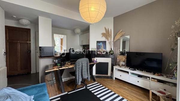 BSK Immobilier vous présente ce bel appartement lumineux idéalement situé au sein d’une copropriété en pierre, proche de la Gare et du centre-ville de RENNES, à deux pas des commerces et des commodités de la rue Saint Hélier, avec un accès direct aux transports en commun pour vos déplacements en toute simplicité.

Dès l’entrée, vous serez séduit par cet appartement de type 2 de 29m², rénové avec soin, qui combine parfaitement le charme de l'ancien et le confort du moderne. 
Niché au 2ème étage sur 4 d'une résidence calme et sécurisée des années 1935, cet appartement traversant Est-Ouest offre une belle luminosité grâce à ses grandes fenêtres dont l’une est en accès direct sur un balcon exposé Ouest pour profiter des belles soirées ensoleillées.

Points forts :
• Belle hauteur sous plafond, parquet d’époque et jolie cheminée (non fonctionnelle) qui préservent tout le cachet de l'ancien.
• Cuisine aménagée et équipée, ouverte sur le salon.
• Chambre sur parquet, au calme donnant sur la cour intérieure.
• Cave privée.
• Les parties communes sont en parfait état.
• Aucuns travaux à prévoir, tout a été pensé pour un confort optimal !

Cet appartement, rare sur le marché, vous séduira par son emplacement privilégié, sa luminosité et son charme intemporel. Un cocon idéal pour un premier achat, un pied-à-terre ou un investissement locatif.
Ne laissez pas passer cette occasion et contactez-moi rapidement pour organiser une visite !