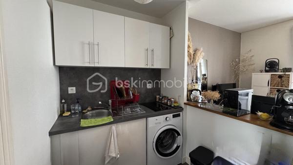 BSK Immobilier vous présente ce bel appartement lumineux idéalement situé au sein d’une copropriété en pierre, proche de la Gare et du centre-ville de RENNES, à deux pas des commerces et des commodités de la rue Saint Hélier, avec un accès direct aux transports en commun pour vos déplacements en toute simplicité.

Dès l’entrée, vous serez séduit par cet appartement de type 2 de 29m², rénové avec soin, qui combine parfaitement le charme de l'ancien et le confort du moderne. 
Niché au 2ème étage sur 4 d'une résidence calme et sécurisée des années 1935, cet appartement traversant Est-Ouest offre une belle luminosité grâce à ses grandes fenêtres dont l’une est en accès direct sur un balcon exposé Ouest pour profiter des belles soirées ensoleillées.

Points forts :
• Belle hauteur sous plafond, parquet d’époque et jolie cheminée (non fonctionnelle) qui préservent tout le cachet de l'ancien.
• Cuisine aménagée et équipée, ouverte sur le salon.
• Chambre sur parquet, au calme donnant sur la cour intérieure.
• Cave privée.
• Les parties communes sont en parfait état.
• Aucuns travaux à prévoir, tout a été pensé pour un confort optimal !

Cet appartement, rare sur le marché, vous séduira par son emplacement privilégié, sa luminosité et son charme intemporel. Un cocon idéal pour un premier achat, un pied-à-terre ou un investissement locatif.
Ne laissez pas passer cette occasion et contactez-moi rapidement pour organiser une visite !
