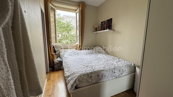 BSK Immobilier vous présente ce bel appartement lumineux idéalement situé au sein d’une copropriété en pierre, proche de la Gare et du centre-ville de RENNES, à deux pas des commerces et des commodités de la rue Saint Hélier, avec un accès direct aux transports en commun pour vos déplacements en toute simplicité.

Dès l’entrée, vous serez séduit par cet appartement de type 2 de 29m², rénové avec soin, qui combine parfaitement le charme de l'ancien et le confort du moderne. 
Niché au 2ème étage sur 4 d'une résidence calme et sécurisée des années 1935, cet appartement traversant Est-Ouest offre une belle luminosité grâce à ses grandes fenêtres dont l’une est en accès direct sur un balcon exposé Ouest pour profiter des belles soirées ensoleillées.

Points forts :
• Belle hauteur sous plafond, parquet d’époque et jolie cheminée (non fonctionnelle) qui préservent tout le cachet de l'ancien.
• Cuisine aménagée et équipée, ouverte sur le salon.
• Chambre sur parquet, au calme donnant sur la cour intérieure.
• Cave privée.
• Les parties communes sont en parfait état.
• Aucuns travaux à prévoir, tout a été pensé pour un confort optimal !

Cet appartement, rare sur le marché, vous séduira par son emplacement privilégié, sa luminosité et son charme intemporel. Un cocon idéal pour un premier achat, un pied-à-terre ou un investissement locatif.
Ne laissez pas passer cette occasion et contactez-moi rapidement pour organiser une visite !