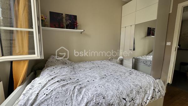 BSK Immobilier vous présente ce bel appartement lumineux idéalement situé au sein d’une copropriété en pierre, proche de la Gare et du centre-ville de RENNES, à deux pas des commerces et des commodités de la rue Saint Hélier, avec un accès direct aux transports en commun pour vos déplacements en toute simplicité.

Dès l’entrée, vous serez séduit par cet appartement de type 2 de 29m², rénové avec soin, qui combine parfaitement le charme de l'ancien et le confort du moderne. 
Niché au 2ème étage sur 4 d'une résidence calme et sécurisée des années 1935, cet appartement traversant Est-Ouest offre une belle luminosité grâce à ses grandes fenêtres dont l’une est en accès direct sur un balcon exposé Ouest pour profiter des belles soirées ensoleillées.

Points forts :
• Belle hauteur sous plafond, parquet d’époque et jolie cheminée (non fonctionnelle) qui préservent tout le cachet de l'ancien.
• Cuisine aménagée et équipée, ouverte sur le salon.
• Chambre sur parquet, au calme donnant sur la cour intérieure.
• Cave privée.
• Les parties communes sont en parfait état.
• Aucuns travaux à prévoir, tout a été pensé pour un confort optimal !

Cet appartement, rare sur le marché, vous séduira par son emplacement privilégié, sa luminosité et son charme intemporel. Un cocon idéal pour un premier achat, un pied-à-terre ou un investissement locatif.
Ne laissez pas passer cette occasion et contactez-moi rapidement pour organiser une visite !