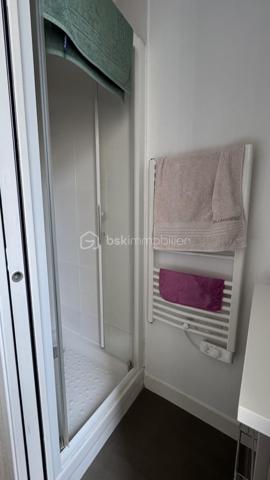 BSK Immobilier vous présente ce bel appartement lumineux idéalement situé au sein d’une copropriété en pierre, proche de la Gare et du centre-ville de RENNES, à deux pas des commerces et des commodités de la rue Saint Hélier, avec un accès direct aux transports en commun pour vos déplacements en toute simplicité.

Dès l’entrée, vous serez séduit par cet appartement de type 2 de 29m², rénové avec soin, qui combine parfaitement le charme de l'ancien et le confort du moderne. 
Niché au 2ème étage sur 4 d'une résidence calme et sécurisée des années 1935, cet appartement traversant Est-Ouest offre une belle luminosité grâce à ses grandes fenêtres dont l’une est en accès direct sur un balcon exposé Ouest pour profiter des belles soirées ensoleillées.

Points forts :
• Belle hauteur sous plafond, parquet d’époque et jolie cheminée (non fonctionnelle) qui préservent tout le cachet de l'ancien.
• Cuisine aménagée et équipée, ouverte sur le salon.
• Chambre sur parquet, au calme donnant sur la cour intérieure.
• Cave privée.
• Les parties communes sont en parfait état.
• Aucuns travaux à prévoir, tout a été pensé pour un confort optimal !

Cet appartement, rare sur le marché, vous séduira par son emplacement privilégié, sa luminosité et son charme intemporel. Un cocon idéal pour un premier achat, un pied-à-terre ou un investissement locatif.
Ne laissez pas passer cette occasion et contactez-moi rapidement pour organiser une visite !