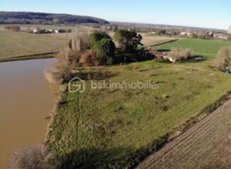 À saisir : magnifique terrain constructible de 2 267 m² avec vue imprenable sur les Pyrénées

Dans le Gers, à seulement 4 km du centre-ville d’Aire-sur-l’Adour et à proximité de Barcelonne-du-Gers, découvrez ce superbe terrain constructible de 2 267 m², situé en position dominante dans un environnement calme et verdoyant.
Son véritable atout : un panorama exceptionnel face à la chaîne des Pyrénées, offrant un cadre de vie rare où nature, sérénité et grands espaces se conjuguent au quotidien. À proximité d’un agréable point d’eau, ce lieu séduira les amoureux d’authenticité et de plein air.

À seulement 5 minutes de toutes les commodités d’une ville dynamique disposant de l’ensemble des services essentiels (écoles, collège, lycée, polyclinique, commerces…), ce terrain est idéal pour donner vie à votre projet de construction, avec libre choix du constructeur.
Le terrain est viabilisé en bordure de route (eau et électricité) et bénéficie d’une étude de sol déjà réalisée, vous permettant d’envisager sereinement votre future habitation.
Il est également possible d’acquérir la parcelle adjacente de 3 138 m², bénéficiant de la même viabilisation, ou de créer un second lot constructible après viabilisation. Le prix pourra être ajusté selon la configuration retenue et votre projet.

Un emplacement privilégié permettant de profiter aussi bien des plaisirs de la montagne que du littoral, tous deux accessibles en seulement 1 h 15.
Un bien rare, alliant qualité de vie, proximité des services 

Contactez Frédéric CLEDES BSK Immobilier pour vous organiser une visite.