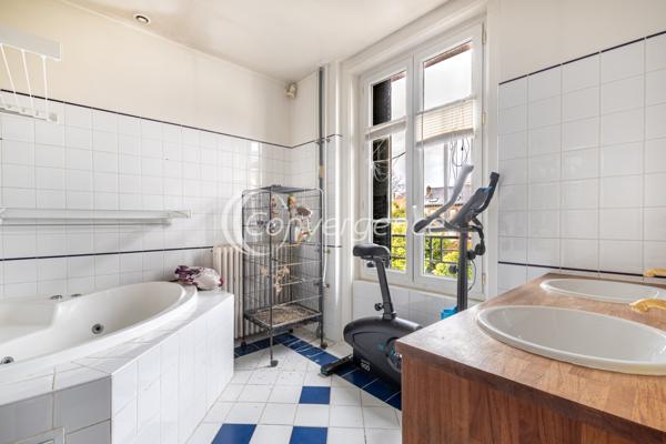 Maison
                                                                                                                                                                                                                                                                                                                        8 pièce(s)                                                                                                                                                                                                          5 chambre(s)                                                                                                                                                                                                          204.3  m²