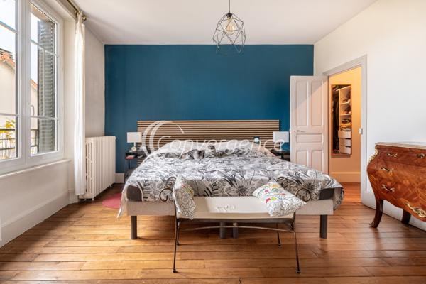 Maison
                                                                                                                                                                                                                                                                                                                        8 pièce(s)                                                                                                                                                                                                          5 chambre(s)                                                                                                                                                                                                          204.3  m²