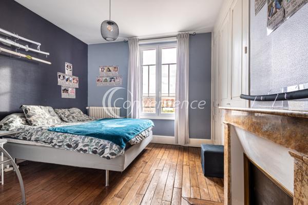 Maison
                                                                                                                                                                                                                                                                                                                        8 pièce(s)                                                                                                                                                                                                          5 chambre(s)                                                                                                                                                                                                          204.3  m²