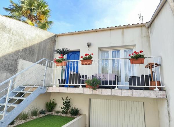 Maison divisée avec 2 appartements meublés T2 bis (54m2 chacun) + grand garage – Idéal investisseur ou projet mixte (habitation/location)– Rochefort (sortie de ville)
Sur un emplacement pratique à la sortie de Rochefort coté Port de Commerce, découvrez cet immeuble récent (2004) offrant 107 m² habitables répartis en 2 appartements T2 bis indépendants, ainsi qu’un grand garage traversant de 78 m² au rez-de-chaussée.

💰 Idéal investisseur ou projet Habitation :
1 appartement actuellement loué 600 € / mois (locataire en place depuis 9 ans)
1 appartement libre, prêt à être reloué ou à occuper en résidence principale

🏡 Composition du bien :
Rez-de-chaussée : grand garage de 78 m², traversant, avec la possibilité de le diviser en deux parties distinctes ou d’aménager un espace supplémentaire.
Étage : deux appartements T2 bis de même superficie, chacun avec entrée indépendante (accès par deux rues différentes).

Chaque logement comprend :
un séjour lumineux avec cuisine  , une grande mezzanine (pouvant être fermée) qui sert de coin chambre et dressing,
une cuisine ouverte aménagée et électroménagers, un salle de douche, un WC indépendant,
un bureau ou chambre spacieuse sans fenêtre,

un balcon et une cours extérieure privative est alloué à un appartement.

📍 Atouts : 
- Réfection Couverture achevée en juin 2026
- Carrelage et Peinture viennent d'être refaite dans un appartement 
- Bonne rentabilité locative : 14400 euros annuel
- Double accès (pratique pour stationnement et indépendance des logements)
- Proximité immédiate des axes principaux et des commodités de Rochefort, commerces, école, bus et de la Charente

👉 Idéal pour un investisseur ou un projet mixte habitation + location. vous n'avez plus qu'a poser les valises
