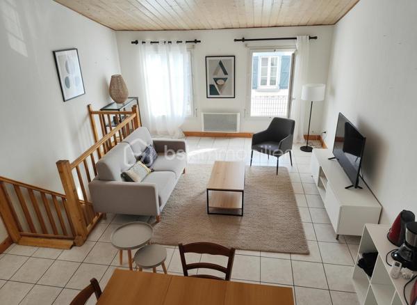 Maison divisée avec 2 appartements meublés T2 bis (54m2 chacun) + grand garage – Idéal investisseur ou projet mixte (habitation/location)– Rochefort (sortie de ville)
Sur un emplacement pratique à la sortie de Rochefort coté Port de Commerce, découvrez cet immeuble récent (2004) offrant 107 m² habitables répartis en 2 appartements T2 bis indépendants, ainsi qu’un grand garage traversant de 78 m² au rez-de-chaussée.

💰 Idéal investisseur ou projet Habitation :
1 appartement actuellement loué 600 € / mois (locataire en place depuis 9 ans)
1 appartement libre, prêt à être reloué ou à occuper en résidence principale

🏡 Composition du bien :
Rez-de-chaussée : grand garage de 78 m², traversant, avec la possibilité de le diviser en deux parties distinctes ou d’aménager un espace supplémentaire.
Étage : deux appartements T2 bis de même superficie, chacun avec entrée indépendante (accès par deux rues différentes).

Chaque logement comprend :
un séjour lumineux avec cuisine  , une grande mezzanine (pouvant être fermée) qui sert de coin chambre et dressing,
une cuisine ouverte aménagée et électroménagers, un salle de douche, un WC indépendant,
un bureau ou chambre spacieuse sans fenêtre,

un balcon et une cours extérieure privative est alloué à un appartement.

📍 Atouts : 
- Réfection Couverture achevée en juin 2026
- Carrelage et Peinture viennent d'être refaite dans un appartement 
- Bonne rentabilité locative : 14400 euros annuel
- Double accès (pratique pour stationnement et indépendance des logements)
- Proximité immédiate des axes principaux et des commodités de Rochefort, commerces, école, bus et de la Charente

👉 Idéal pour un investisseur ou un projet mixte habitation + location. vous n'avez plus qu'a poser les valises