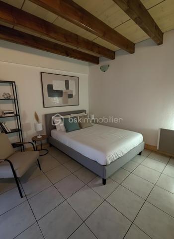 Maison divisée avec 2 appartements meublés T2 bis (54m2 chacun) + grand garage – Idéal investisseur ou projet mixte (habitation/location)– Rochefort (sortie de ville)
Sur un emplacement pratique à la sortie de Rochefort coté Port de Commerce, découvrez cet immeuble récent (2004) offrant 107 m² habitables répartis en 2 appartements T2 bis indépendants, ainsi qu’un grand garage traversant de 78 m² au rez-de-chaussée.

💰 Idéal investisseur ou projet Habitation :
1 appartement actuellement loué 600 € / mois (locataire en place depuis 9 ans)
1 appartement libre, prêt à être reloué ou à occuper en résidence principale

🏡 Composition du bien :
Rez-de-chaussée : grand garage de 78 m², traversant, avec la possibilité de le diviser en deux parties distinctes ou d’aménager un espace supplémentaire.
Étage : deux appartements T2 bis de même superficie, chacun avec entrée indépendante (accès par deux rues différentes).

Chaque logement comprend :
un séjour lumineux avec cuisine  , une grande mezzanine (pouvant être fermée) qui sert de coin chambre et dressing,
une cuisine ouverte aménagée et électroménagers, un salle de douche, un WC indépendant,
un bureau ou chambre spacieuse sans fenêtre,

un balcon et une cours extérieure privative est alloué à un appartement.

📍 Atouts : 
- Réfection Couverture achevée en juin 2026
- Carrelage et Peinture viennent d'être refaite dans un appartement 
- Bonne rentabilité locative : 14400 euros annuel
- Double accès (pratique pour stationnement et indépendance des logements)
- Proximité immédiate des axes principaux et des commodités de Rochefort, commerces, école, bus et de la Charente

👉 Idéal pour un investisseur ou un projet mixte habitation + location. vous n'avez plus qu'a poser les valises