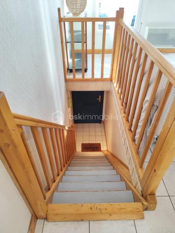 Maison divisée avec 2 appartements meublés T2 bis (54m2 chacun) + grand garage – Idéal investisseur ou projet mixte (habitation/location)– Rochefort (sortie de ville)
Sur un emplacement pratique à la sortie de Rochefort coté Port de Commerce, découvrez cet immeuble récent (2004) offrant 107 m² habitables répartis en 2 appartements T2 bis indépendants, ainsi qu’un grand garage traversant de 78 m² au rez-de-chaussée.

💰 Idéal investisseur ou projet Habitation :
1 appartement actuellement loué 600 € / mois (locataire en place depuis 9 ans)
1 appartement libre, prêt à être reloué ou à occuper en résidence principale

🏡 Composition du bien :
Rez-de-chaussée : grand garage de 78 m², traversant, avec la possibilité de le diviser en deux parties distinctes ou d’aménager un espace supplémentaire.
Étage : deux appartements T2 bis de même superficie, chacun avec entrée indépendante (accès par deux rues différentes).

Chaque logement comprend :
un séjour lumineux avec cuisine  , une grande mezzanine (pouvant être fermée) qui sert de coin chambre et dressing,
une cuisine ouverte aménagée et électroménagers, un salle de douche, un WC indépendant,
un bureau ou chambre spacieuse sans fenêtre,

un balcon et une cours extérieure privative est alloué à un appartement.

📍 Atouts : 
- Réfection Couverture achevée en juin 2026
- Carrelage et Peinture viennent d'être refaite dans un appartement 
- Bonne rentabilité locative : 14400 euros annuel
- Double accès (pratique pour stationnement et indépendance des logements)
- Proximité immédiate des axes principaux et des commodités de Rochefort, commerces, école, bus et de la Charente

👉 Idéal pour un investisseur ou un projet mixte habitation + location. vous n'avez plus qu'a poser les valises