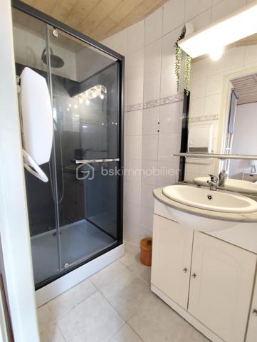 Maison divisée avec 2 appartements meublés T2 bis (54m2 chacun) + grand garage – Idéal investisseur ou projet mixte (habitation/location)– Rochefort (sortie de ville)
Sur un emplacement pratique à la sortie de Rochefort coté Port de Commerce, découvrez cet immeuble récent (2004) offrant 107 m² habitables répartis en 2 appartements T2 bis indépendants, ainsi qu’un grand garage traversant de 78 m² au rez-de-chaussée.

💰 Idéal investisseur ou projet Habitation :
1 appartement actuellement loué 600 € / mois (locataire en place depuis 9 ans)
1 appartement libre, prêt à être reloué ou à occuper en résidence principale

🏡 Composition du bien :
Rez-de-chaussée : grand garage de 78 m², traversant, avec la possibilité de le diviser en deux parties distinctes ou d’aménager un espace supplémentaire.
Étage : deux appartements T2 bis de même superficie, chacun avec entrée indépendante (accès par deux rues différentes).

Chaque logement comprend :
un séjour lumineux avec cuisine  , une grande mezzanine (pouvant être fermée) qui sert de coin chambre et dressing,
une cuisine ouverte aménagée et électroménagers, un salle de douche, un WC indépendant,
un bureau ou chambre spacieuse sans fenêtre,

un balcon et une cours extérieure privative est alloué à un appartement.

📍 Atouts : 
- Réfection Couverture achevée en juin 2026
- Carrelage et Peinture viennent d'être refaite dans un appartement 
- Bonne rentabilité locative : 14400 euros annuel
- Double accès (pratique pour stationnement et indépendance des logements)
- Proximité immédiate des axes principaux et des commodités de Rochefort, commerces, école, bus et de la Charente

👉 Idéal pour un investisseur ou un projet mixte habitation + location. vous n'avez plus qu'a poser les valises