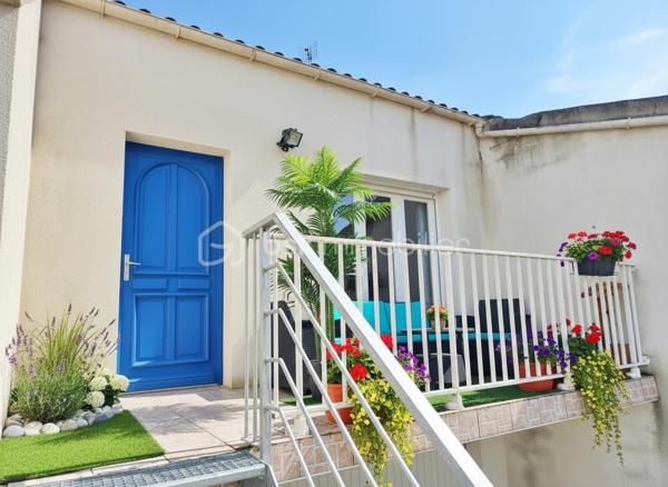 Maison divisée avec 2 appartements meublés T2 bis (54m2 chacun) + grand garage – Idéal investisseur ou projet mixte (habitation/location)– Rochefort (sortie de ville)
Sur un emplacement pratique à la sortie de Rochefort coté Port de Commerce, découvrez cet immeuble récent (2004) offrant 107 m² habitables répartis en 2 appartements T2 bis indépendants, ainsi qu’un grand garage traversant de 78 m² au rez-de-chaussée.

💰 Idéal investisseur ou projet Habitation :
1 appartement actuellement loué 600 € / mois (locataire en place depuis 9 ans)
1 appartement libre, prêt à être reloué ou à occuper en résidence principale

🏡 Composition du bien :
Rez-de-chaussée : grand garage de 78 m², traversant, avec la possibilité de le diviser en deux parties distinctes ou d’aménager un espace supplémentaire.
Étage : deux appartements T2 bis de même superficie, chacun avec entrée indépendante (accès par deux rues différentes).

Chaque logement comprend :
un séjour lumineux avec cuisine  , une grande mezzanine (pouvant être fermée) qui sert de coin chambre et dressing,
une cuisine ouverte aménagée et électroménagers, un salle de douche, un WC indépendant,
un bureau ou chambre spacieuse sans fenêtre,

un balcon et une cours extérieure privative est alloué à un appartement.

📍 Atouts : 
- Réfection Couverture achevée en juin 2026
- Carrelage et Peinture viennent d'être refaite dans un appartement 
- Bonne rentabilité locative : 14400 euros annuel
- Double accès (pratique pour stationnement et indépendance des logements)
- Proximité immédiate des axes principaux et des commodités de Rochefort, commerces, école, bus et de la Charente

👉 Idéal pour un investisseur ou un projet mixte habitation + location. vous n'avez plus qu'a poser les valises