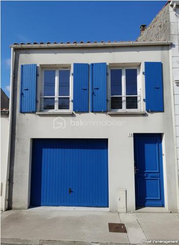 Maison divisée avec 2 appartements meublés T2 bis (54m2 chacun) + grand garage – Idéal investisseur ou projet mixte (habitation/location)– Rochefort (sortie de ville)
Sur un emplacement pratique à la sortie de Rochefort coté Port de Commerce, découvrez cet immeuble récent (2004) offrant 107 m² habitables répartis en 2 appartements T2 bis indépendants, ainsi qu’un grand garage traversant de 78 m² au rez-de-chaussée.

💰 Idéal investisseur ou projet Habitation :
1 appartement actuellement loué 600 € / mois (locataire en place depuis 9 ans)
1 appartement libre, prêt à être reloué ou à occuper en résidence principale

🏡 Composition du bien :
Rez-de-chaussée : grand garage de 78 m², traversant, avec la possibilité de le diviser en deux parties distinctes ou d’aménager un espace supplémentaire.
Étage : deux appartements T2 bis de même superficie, chacun avec entrée indépendante (accès par deux rues différentes).

Chaque logement comprend :
un séjour lumineux avec cuisine  , une grande mezzanine (pouvant être fermée) qui sert de coin chambre et dressing,
une cuisine ouverte aménagée et électroménagers, un salle de douche, un WC indépendant,
un bureau ou chambre spacieuse sans fenêtre,

un balcon et une cours extérieure privative est alloué à un appartement.

📍 Atouts : 
- Réfection Couverture achevée en juin 2026
- Carrelage et Peinture viennent d'être refaite dans un appartement 
- Bonne rentabilité locative : 14400 euros annuel
- Double accès (pratique pour stationnement et indépendance des logements)
- Proximité immédiate des axes principaux et des commodités de Rochefort, commerces, école, bus et de la Charente

👉 Idéal pour un investisseur ou un projet mixte habitation + location. vous n'avez plus qu'a poser les valises