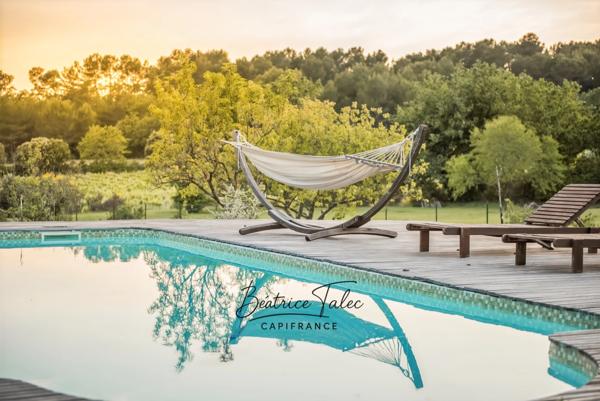 Maison contemporaine 5 pièces au cœur des vignes, piscine, 6000m2 terrain arboré, magnifique vue dans un environnement calme et privilégié, 20 minutes d’Aix-en-Provence.