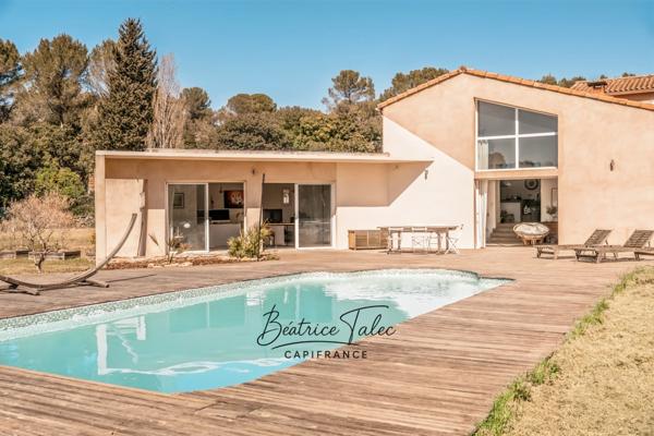 Maison contemporaine 5 pièces au cœur des vignes, piscine, 6000m2 terrain arboré, magnifique vue dans un environnement calme et privilégié, 20 minutes d’Aix-en-Provence.