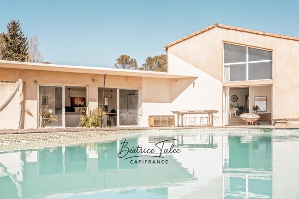 Maison contemporaine 5 pièces au cœur des vignes, piscine, 6000m2 terrain arboré, magnifique vue dans un environnement calme et privilégié, 20 minutes d’Aix-en-Provence.
