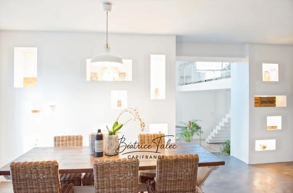 Maison contemporaine 5 pièces au cœur des vignes, piscine, 6000m2 terrain arboré, magnifique vue dans un environnement calme et privilégié, 20 minutes d’Aix-en-Provence.
