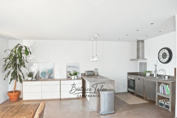 Maison contemporaine 5 pièces au cœur des vignes, piscine, 6000m2 terrain arboré, magnifique vue dans un environnement calme et privilégié, 20 minutes d’Aix-en-Provence.