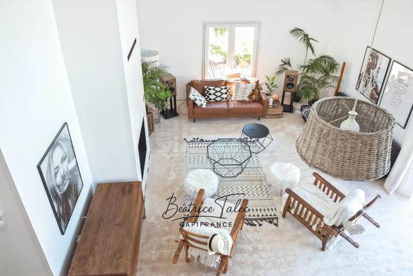 Maison contemporaine 5 pièces au cœur des vignes, piscine, 6000m2 terrain arboré, magnifique vue dans un environnement calme et privilégié, 20 minutes d’Aix-en-Provence.