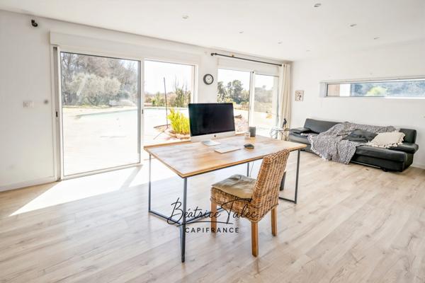 Maison contemporaine 5 pièces au cœur des vignes, piscine, 6000m2 terrain arboré, magnifique vue dans un environnement calme et privilégié, 20 minutes d’Aix-en-Provence.