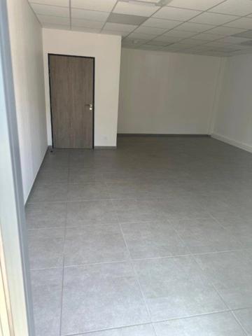 Local d'activité à louer DECINES CHARPIEU (69), local de 325 m² dont 237 m² d'activité, 44 m² de bureaux au RDC et 44 m² de mezzanine + 3 stationnements