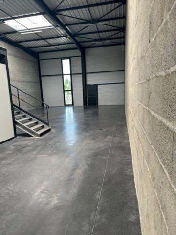 Local d'activité à louer DECINES CHARPIEU (69), local de 325 m² dont 237 m² d'activité, 44 m² de bureaux au RDC et 44 m² de mezzanine + 3 stationnements