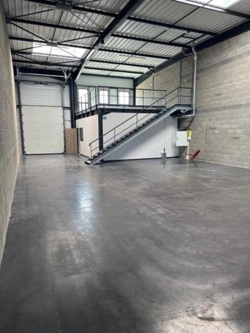 Local d'activité à louer DECINES CHARPIEU (69), local de 325 m² dont 237 m² d'activité, 44 m² de bureaux au RDC et 44 m² de mezzanine + 3 stationnements
