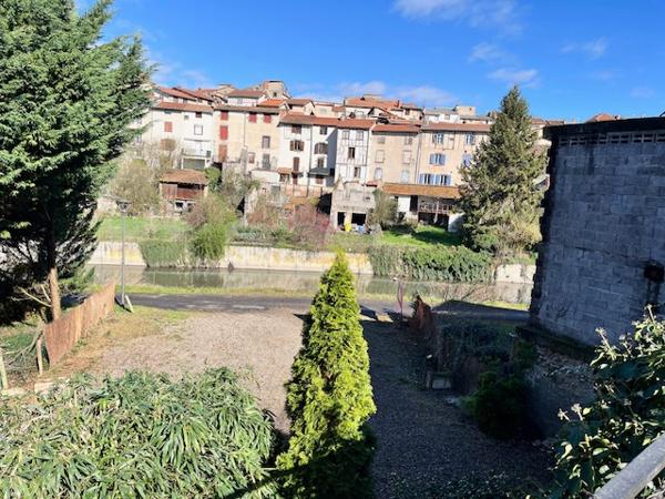 Exclusivité ERA IMMOBILIER -ensemble immobilier à rénover sur Maringues