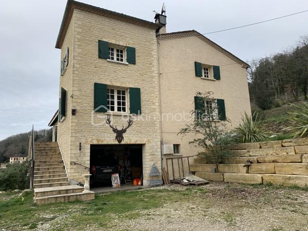 Maison de caractère avec vue panoramique sur la vallée de la Dordogne – 252 m² habitables sur 1,78 hectare

À seulement 22 km à l'est de Bergerac, cette belle demeure de caractère bénéficie d'un emplacement privilégié, au calme, en position dominante et exposée plein sud. Elle offre une vue exceptionnelle sur la campagne environnante et la vallée de la Dordogne.

D'une surface habitable d'environ 252 m², la maison séduit par ses volumes généreux, sa luminosité et son fort potentiel pour un projet familial ou touristique.

Dès l'entrée, un vaste hall dessert les différents espaces de vie. Vous découvrirez un superbe séjour de 75 m² agrémenté d'un poêle à bois, idéal pour recevoir famille et amis dans une ambiance chaleureuse.

La cuisine équipée de 12 m² est prolongée par une salle à manger de 15 m² ouvrant sur deux terrasses : une grande terrasse couverte orientée plein sud et une seconde terrasse à l'ouest, parfaite pour profiter des couchers de soleil.

Le rez-de-chaussée comprend également un cellier avec douche, rangements et toilettes.

À l'étage, un élégant escalier avec rampe en fer forgé mène à un vaste palier desservant cinq chambres spacieuses de 14 à 22 m², chacune disposant de sa propre salle d'eau et de toilettes privatives. Une cinquième chambre d'environ 40 m² bénéficie en outre d'un dressing et de sa salle d'eau.

Cette configuration est idéale pour une activité de chambres d'hôtes ou pour accueillir une grande famille dans un confort optimal.

Le sous-sol complet de 97 m² comprend un garage, une cave, un atelier, un cellier, une chaufferie ainsi que des toilettes. Directement accessible depuis la maison, il offre de nombreuses possibilités de rangement et d'aménagement.

Prestations
Chauffage central au fioul avec chaudière récente
Poêle à bois
Ballon d'eau chaude indépendant pour la période estivale
Électricité rénovée
Isolation des combles et du plafond du sous-sol réalisée en 2021

Les menuiseries sont en bois avec simple vitrage et volets battants bois.

Extérieurs

La propriété s'étend sur un magnifique terrain clos de 17 800 m² offrant espace, intimité et sérénité. Un cadre naturel privilégié où profiter pleinement de la campagne tout en restant proche des commerces et services.

Les atouts
Vue dominante exceptionnelle
Exposition plein sud
5 chambres avec salle d'eau privative
Séjour de 75 m²
Sous-sol complet de 97 m²
Terrain clos de 1,78 hectare
Potentiel chambres d'hôtes ou activité touristique
Environnement calme et recherché

Une propriété rare offrant de nombreuses possibilités dans un cadre de vie remarquable.
Contactez-moi et venez la visiter. 06 98 99 98 40.
Large bright house of 252m 2, ideally located, close to amenities, quiet, in a dominant position and facing south, offering breathtaking views of the surrounding countryside, with the Dordogne. 
Upon entering the house, you will be greeted by a spacious entrance hall, dividing the different living spaces.
On your right a large living room of 75m2 with a wood stove, creating a warm and friendly atmosphere. 
On your left, a kitchen of 12 m2 accompanied by a dining room of 15m2 and giving access to two terraces: one covered south and a smaller west. A storeroom with shower, closets and toilets complete this ground floor.
Facing you, a beautiful staircase equipped with a wrought iron ramp leads to a landing serving five large bedrooms of 14 to 22 m 2, each with its own bathroom and private toilets. 
The fifth bedroom, with an area of 40m 2, is equipped with an additional dressing room. This sleeping area is perfect for a bed and breakfast activity.
In the basement, you will find a complete space of 97 m2 including a garage, a storeroom, a workshop, a cellar, a boiler room and toilets. This space is also accessible directly from the house, offering great convenience in everyday life.
The house is equipped with a central heating system on fuel, with a recent boiler. An independent hot water tank is also available for summer needs. A wood stove in the fireplace adds an extra touch of charm.
Electricity was redone and insulation of the attic and ceiling of the basement were completed in 2021.
The joinery is made of wood with a simple glazing, accompanied by wooden shutters. 
Individual sanitation works perfectly but does not meet current standards.
The enclosed land of 17800m2 offers a generous and private outdoor space, where you can enjoy moments of relaxation in the middle of nature while being close to amenities.
This large house offers an exceptional potential to create a unique living place, a guest house activity...
Contact me and come visit it. 06 98 99 98 40.