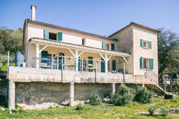 Maison de caractère avec vue panoramique sur la vallée de la Dordogne – 252 m² habitables sur 1,78 hectare

À seulement 22 km à l'est de Bergerac, cette belle demeure de caractère bénéficie d'un emplacement privilégié, au calme, en position dominante et exposée plein sud. Elle offre une vue exceptionnelle sur la campagne environnante et la vallée de la Dordogne.

D'une surface habitable d'environ 252 m², la maison séduit par ses volumes généreux, sa luminosité et son fort potentiel pour un projet familial ou touristique.

Dès l'entrée, un vaste hall dessert les différents espaces de vie. Vous découvrirez un superbe séjour de 75 m² agrémenté d'un poêle à bois, idéal pour recevoir famille et amis dans une ambiance chaleureuse.

La cuisine équipée de 12 m² est prolongée par une salle à manger de 15 m² ouvrant sur deux terrasses : une grande terrasse couverte orientée plein sud et une seconde terrasse à l'ouest, parfaite pour profiter des couchers de soleil.

Le rez-de-chaussée comprend également un cellier avec douche, rangements et toilettes.

À l'étage, un élégant escalier avec rampe en fer forgé mène à un vaste palier desservant cinq chambres spacieuses de 14 à 22 m², chacune disposant de sa propre salle d'eau et de toilettes privatives. Une cinquième chambre d'environ 40 m² bénéficie en outre d'un dressing et de sa salle d'eau.

Cette configuration est idéale pour une activité de chambres d'hôtes ou pour accueillir une grande famille dans un confort optimal.

Le sous-sol complet de 97 m² comprend un garage, une cave, un atelier, un cellier, une chaufferie ainsi que des toilettes. Directement accessible depuis la maison, il offre de nombreuses possibilités de rangement et d'aménagement.

Prestations
Chauffage central au fioul avec chaudière récente
Poêle à bois
Ballon d'eau chaude indépendant pour la période estivale
Électricité rénovée
Isolation des combles et du plafond du sous-sol réalisée en 2021

Les menuiseries sont en bois avec simple vitrage et volets battants bois.

Extérieurs

La propriété s'étend sur un magnifique terrain clos de 17 800 m² offrant espace, intimité et sérénité. Un cadre naturel privilégié où profiter pleinement de la campagne tout en restant proche des commerces et services.

Les atouts
Vue dominante exceptionnelle
Exposition plein sud
5 chambres avec salle d'eau privative
Séjour de 75 m²
Sous-sol complet de 97 m²
Terrain clos de 1,78 hectare
Potentiel chambres d'hôtes ou activité touristique
Environnement calme et recherché

Une propriété rare offrant de nombreuses possibilités dans un cadre de vie remarquable.
Contactez-moi et venez la visiter. 06 98 99 98 40.
Large bright house of 252m 2, ideally located, close to amenities, quiet, in a dominant position and facing south, offering breathtaking views of the surrounding countryside, with the Dordogne. 
Upon entering the house, you will be greeted by a spacious entrance hall, dividing the different living spaces.
On your right a large living room of 75m2 with a wood stove, creating a warm and friendly atmosphere. 
On your left, a kitchen of 12 m2 accompanied by a dining room of 15m2 and giving access to two terraces: one covered south and a smaller west. A storeroom with shower, closets and toilets complete this ground floor.
Facing you, a beautiful staircase equipped with a wrought iron ramp leads to a landing serving five large bedrooms of 14 to 22 m 2, each with its own bathroom and private toilets. 
The fifth bedroom, with an area of 40m 2, is equipped with an additional dressing room. This sleeping area is perfect for a bed and breakfast activity.
In the basement, you will find a complete space of 97 m2 including a garage, a storeroom, a workshop, a cellar, a boiler room and toilets. This space is also accessible directly from the house, offering great convenience in everyday life.
The house is equipped with a central heating system on fuel, with a recent boiler. An independent hot water tank is also available for summer needs. A wood stove in the fireplace adds an extra touch of charm.
Electricity was redone and insulation of the attic and ceiling of the basement were completed in 2021.
The joinery is made of wood with a simple glazing, accompanied by wooden shutters. 
Individual sanitation works perfectly but does not meet current standards.
The enclosed land of 17800m2 offers a generous and private outdoor space, where you can enjoy moments of relaxation in the middle of nature while being close to amenities.
This large house offers an exceptional potential to create a unique living place, a guest house activity...
Contact me and come visit it. 06 98 99 98 40.
