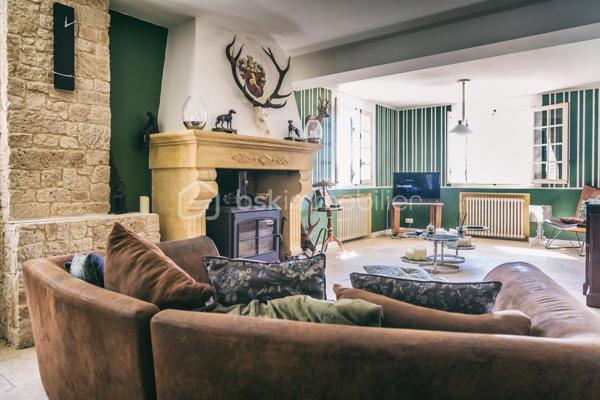 Maison de caractère avec vue panoramique sur la vallée de la Dordogne – 252 m² habitables sur 1,78 hectare

À seulement 22 km à l'est de Bergerac, cette belle demeure de caractère bénéficie d'un emplacement privilégié, au calme, en position dominante et exposée plein sud. Elle offre une vue exceptionnelle sur la campagne environnante et la vallée de la Dordogne.

D'une surface habitable d'environ 252 m², la maison séduit par ses volumes généreux, sa luminosité et son fort potentiel pour un projet familial ou touristique.

Dès l'entrée, un vaste hall dessert les différents espaces de vie. Vous découvrirez un superbe séjour de 75 m² agrémenté d'un poêle à bois, idéal pour recevoir famille et amis dans une ambiance chaleureuse.

La cuisine équipée de 12 m² est prolongée par une salle à manger de 15 m² ouvrant sur deux terrasses : une grande terrasse couverte orientée plein sud et une seconde terrasse à l'ouest, parfaite pour profiter des couchers de soleil.

Le rez-de-chaussée comprend également un cellier avec douche, rangements et toilettes.

À l'étage, un élégant escalier avec rampe en fer forgé mène à un vaste palier desservant cinq chambres spacieuses de 14 à 22 m², chacune disposant de sa propre salle d'eau et de toilettes privatives. Une cinquième chambre d'environ 40 m² bénéficie en outre d'un dressing et de sa salle d'eau.

Cette configuration est idéale pour une activité de chambres d'hôtes ou pour accueillir une grande famille dans un confort optimal.

Le sous-sol complet de 97 m² comprend un garage, une cave, un atelier, un cellier, une chaufferie ainsi que des toilettes. Directement accessible depuis la maison, il offre de nombreuses possibilités de rangement et d'aménagement.

Prestations
Chauffage central au fioul avec chaudière récente
Poêle à bois
Ballon d'eau chaude indépendant pour la période estivale
Électricité rénovée
Isolation des combles et du plafond du sous-sol réalisée en 2021

Les menuiseries sont en bois avec simple vitrage et volets battants bois.

Extérieurs

La propriété s'étend sur un magnifique terrain clos de 17 800 m² offrant espace, intimité et sérénité. Un cadre naturel privilégié où profiter pleinement de la campagne tout en restant proche des commerces et services.

Les atouts
Vue dominante exceptionnelle
Exposition plein sud
5 chambres avec salle d'eau privative
Séjour de 75 m²
Sous-sol complet de 97 m²
Terrain clos de 1,78 hectare
Potentiel chambres d'hôtes ou activité touristique
Environnement calme et recherché

Une propriété rare offrant de nombreuses possibilités dans un cadre de vie remarquable.
Contactez-moi et venez la visiter. 06 98 99 98 40.
Large bright house of 252m 2, ideally located, close to amenities, quiet, in a dominant position and facing south, offering breathtaking views of the surrounding countryside, with the Dordogne. 
Upon entering the house, you will be greeted by a spacious entrance hall, dividing the different living spaces.
On your right a large living room of 75m2 with a wood stove, creating a warm and friendly atmosphere. 
On your left, a kitchen of 12 m2 accompanied by a dining room of 15m2 and giving access to two terraces: one covered south and a smaller west. A storeroom with shower, closets and toilets complete this ground floor.
Facing you, a beautiful staircase equipped with a wrought iron ramp leads to a landing serving five large bedrooms of 14 to 22 m 2, each with its own bathroom and private toilets. 
The fifth bedroom, with an area of 40m 2, is equipped with an additional dressing room. This sleeping area is perfect for a bed and breakfast activity.
In the basement, you will find a complete space of 97 m2 including a garage, a storeroom, a workshop, a cellar, a boiler room and toilets. This space is also accessible directly from the house, offering great convenience in everyday life.
The house is equipped with a central heating system on fuel, with a recent boiler. An independent hot water tank is also available for summer needs. A wood stove in the fireplace adds an extra touch of charm.
Electricity was redone and insulation of the attic and ceiling of the basement were completed in 2021.
The joinery is made of wood with a simple glazing, accompanied by wooden shutters. 
Individual sanitation works perfectly but does not meet current standards.
The enclosed land of 17800m2 offers a generous and private outdoor space, where you can enjoy moments of relaxation in the middle of nature while being close to amenities.
This large house offers an exceptional potential to create a unique living place, a guest house activity...
Contact me and come visit it. 06 98 99 98 40.