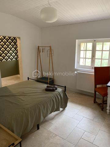 Maison de caractère avec vue panoramique sur la vallée de la Dordogne – 252 m² habitables sur 1,78 hectare

À seulement 22 km à l'est de Bergerac, cette belle demeure de caractère bénéficie d'un emplacement privilégié, au calme, en position dominante et exposée plein sud. Elle offre une vue exceptionnelle sur la campagne environnante et la vallée de la Dordogne.

D'une surface habitable d'environ 252 m², la maison séduit par ses volumes généreux, sa luminosité et son fort potentiel pour un projet familial ou touristique.

Dès l'entrée, un vaste hall dessert les différents espaces de vie. Vous découvrirez un superbe séjour de 75 m² agrémenté d'un poêle à bois, idéal pour recevoir famille et amis dans une ambiance chaleureuse.

La cuisine équipée de 12 m² est prolongée par une salle à manger de 15 m² ouvrant sur deux terrasses : une grande terrasse couverte orientée plein sud et une seconde terrasse à l'ouest, parfaite pour profiter des couchers de soleil.

Le rez-de-chaussée comprend également un cellier avec douche, rangements et toilettes.

À l'étage, un élégant escalier avec rampe en fer forgé mène à un vaste palier desservant cinq chambres spacieuses de 14 à 22 m², chacune disposant de sa propre salle d'eau et de toilettes privatives. Une cinquième chambre d'environ 40 m² bénéficie en outre d'un dressing et de sa salle d'eau.

Cette configuration est idéale pour une activité de chambres d'hôtes ou pour accueillir une grande famille dans un confort optimal.

Le sous-sol complet de 97 m² comprend un garage, une cave, un atelier, un cellier, une chaufferie ainsi que des toilettes. Directement accessible depuis la maison, il offre de nombreuses possibilités de rangement et d'aménagement.

Prestations
Chauffage central au fioul avec chaudière récente
Poêle à bois
Ballon d'eau chaude indépendant pour la période estivale
Électricité rénovée
Isolation des combles et du plafond du sous-sol réalisée en 2021

Les menuiseries sont en bois avec simple vitrage et volets battants bois.

Extérieurs

La propriété s'étend sur un magnifique terrain clos de 17 800 m² offrant espace, intimité et sérénité. Un cadre naturel privilégié où profiter pleinement de la campagne tout en restant proche des commerces et services.

Les atouts
Vue dominante exceptionnelle
Exposition plein sud
5 chambres avec salle d'eau privative
Séjour de 75 m²
Sous-sol complet de 97 m²
Terrain clos de 1,78 hectare
Potentiel chambres d'hôtes ou activité touristique
Environnement calme et recherché

Une propriété rare offrant de nombreuses possibilités dans un cadre de vie remarquable.
Contactez-moi et venez la visiter. 06 98 99 98 40.
Large bright house of 252m 2, ideally located, close to amenities, quiet, in a dominant position and facing south, offering breathtaking views of the surrounding countryside, with the Dordogne. 
Upon entering the house, you will be greeted by a spacious entrance hall, dividing the different living spaces.
On your right a large living room of 75m2 with a wood stove, creating a warm and friendly atmosphere. 
On your left, a kitchen of 12 m2 accompanied by a dining room of 15m2 and giving access to two terraces: one covered south and a smaller west. A storeroom with shower, closets and toilets complete this ground floor.
Facing you, a beautiful staircase equipped with a wrought iron ramp leads to a landing serving five large bedrooms of 14 to 22 m 2, each with its own bathroom and private toilets. 
The fifth bedroom, with an area of 40m 2, is equipped with an additional dressing room. This sleeping area is perfect for a bed and breakfast activity.
In the basement, you will find a complete space of 97 m2 including a garage, a storeroom, a workshop, a cellar, a boiler room and toilets. This space is also accessible directly from the house, offering great convenience in everyday life.
The house is equipped with a central heating system on fuel, with a recent boiler. An independent hot water tank is also available for summer needs. A wood stove in the fireplace adds an extra touch of charm.
Electricity was redone and insulation of the attic and ceiling of the basement were completed in 2021.
The joinery is made of wood with a simple glazing, accompanied by wooden shutters. 
Individual sanitation works perfectly but does not meet current standards.
The enclosed land of 17800m2 offers a generous and private outdoor space, where you can enjoy moments of relaxation in the middle of nature while being close to amenities.
This large house offers an exceptional potential to create a unique living place, a guest house activity...
Contact me and come visit it. 06 98 99 98 40.